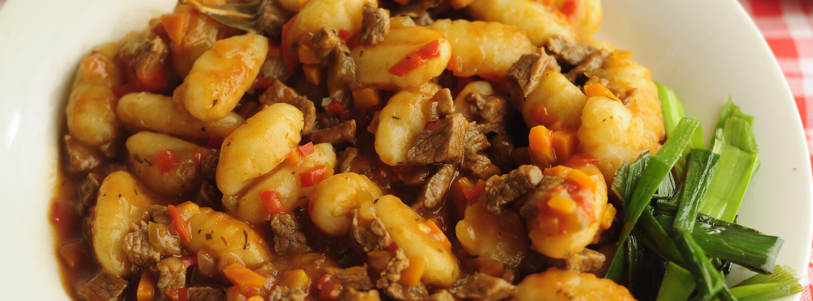 Ñoquis con Salsa Bolognesa