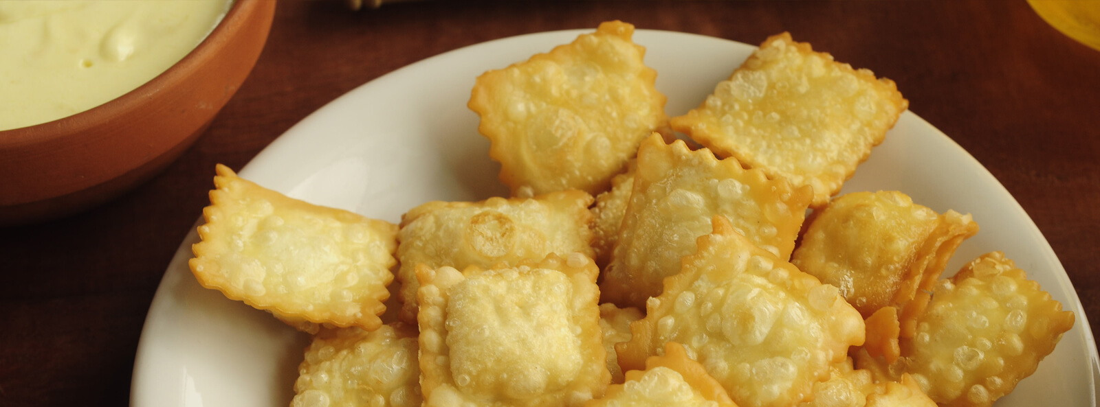 Ravioles Fritos con Salsa Cheddar