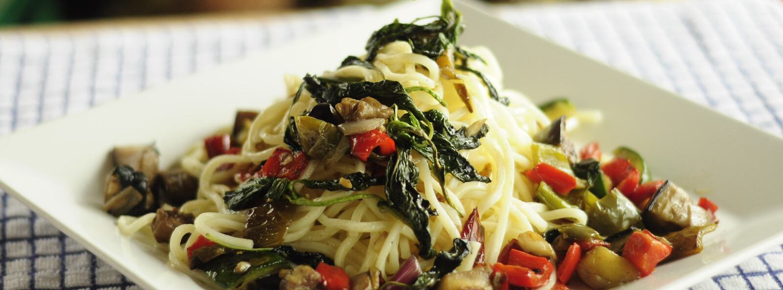 Tallarines con Salsa Mediterránea